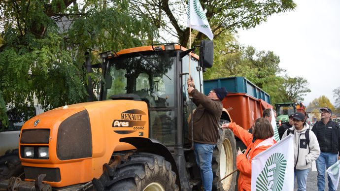 0eec0ba1-a-dans-un-climat-de-rivalite-les-agriculteurs-poursuivent-leur-mobilisation