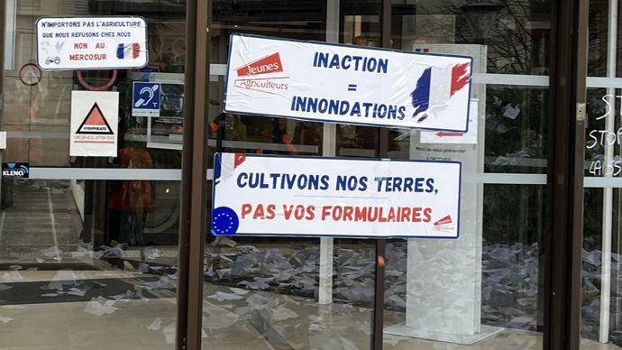 20875e4e-b-le-sos-des-agriculteurs-lors-d-une-nouvelle-journee-de-mobilisation