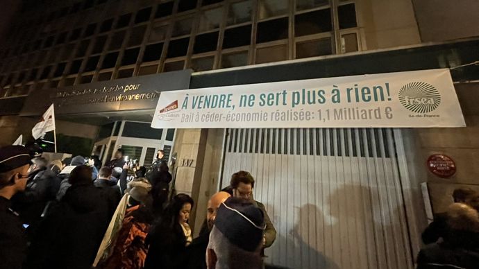 92261fc1-4-une-centaine-d-agriculteurs-erigent-un-mur-devant-l-institut-inrae-a-paris