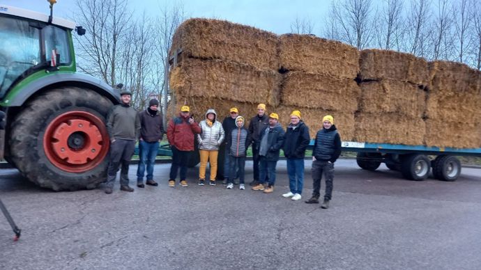 3f219def-8-des-agriculteurs-de-la-cr-convergent-vers-paris